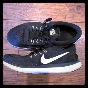 Black NIKE shoes / running shoes/ sneakers
